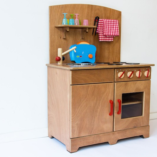 Houten kinderkeuken schuin vooraanzicht